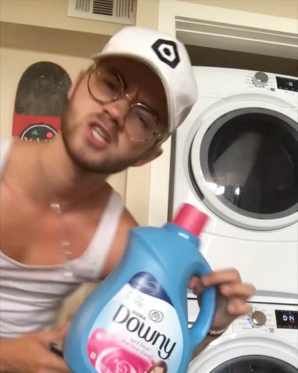 ジャック・ジョンソンのインスタグラム：「If you can’t tell I’m extremely bored... but hey, my washing machine SLAPS tho! 😂」