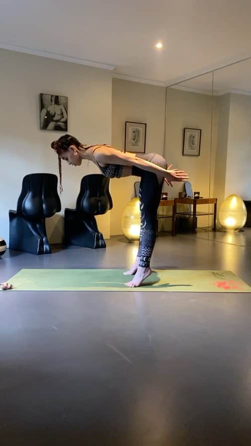 FKAツイッグスのインスタグラム：「midline & pelvic stabilisation, extensor training & balance games.  wobble with me <3」