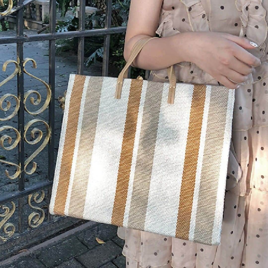 maison de LATIRのインスタグラム：「大きめで大容量のトートバッグは大人カジュアルコーデの必須アイテム。 マチが広めなので見た目以上に収納できるのも嬉しい。 春夏の開放的なお出かけにもピッタリのおしゃれなバッグです。 . お求めはコチラから▼▼ @maison_de_latir #maison_de_latir #https://shop-list.com/women/brand/maison-de-latir/」