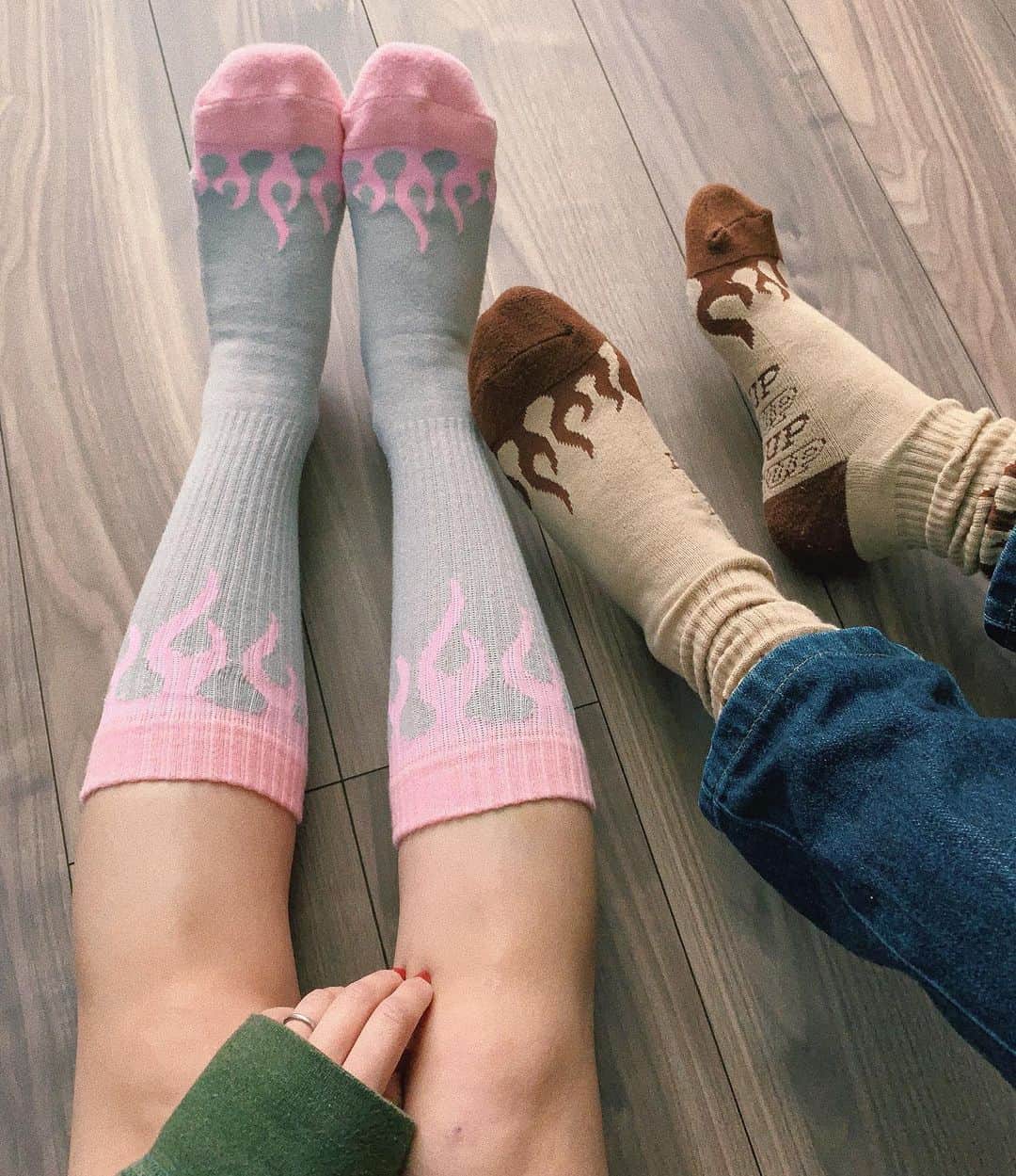 sayocoのインスタグラム：「STAY AT HOME with CAWAII SOX🧦🔥 2色とも私の😎💗💗✌️」