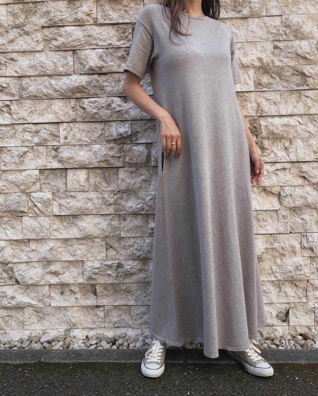 佐野真依子さんのインスタグラム写真 - (佐野真依子Instagram)「■Half Sleeve A-Line KnitDress ￥8,250 GRAY リラックスウェアにもオススメ シンプルなめらか ニットワンピースの グレーを着てお散歩🧶 グレージュみたいな綺麗なカラーで 肌馴染みの良さがお気に入り🤍 おうちでもおそとでも 今の季節に1枚でピッタリです🤍 とろとろふわふわもちもちな 着心地が大好きなオススメの ニットワンピース🤍 スニーカーにもサンダルにも 小物で雰囲気を変えられる 着まわしやすいアイテムです🤍 @trunc88_official  #trunc88  @trunc88_official」5月8日 16時50分 - sanomaisanomai