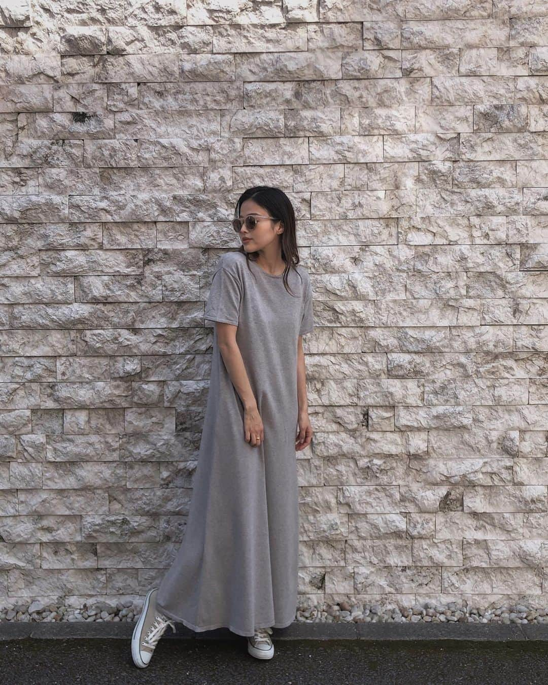 佐野真依子さんのインスタグラム写真 - (佐野真依子Instagram)「■Half Sleeve A-Line KnitDress ￥8,250 GRAY リラックスウェアにもオススメ シンプルなめらか ニットワンピースの グレーを着てお散歩🧶 グレージュみたいな綺麗なカラーで 肌馴染みの良さがお気に入り🤍 おうちでもおそとでも 今の季節に1枚でピッタリです🤍 とろとろふわふわもちもちな 着心地が大好きなオススメの ニットワンピース🤍 スニーカーにもサンダルにも 小物で雰囲気を変えられる 着まわしやすいアイテムです🤍 @trunc88_official  #trunc88  @trunc88_official」5月8日 16時50分 - sanomaisanomai