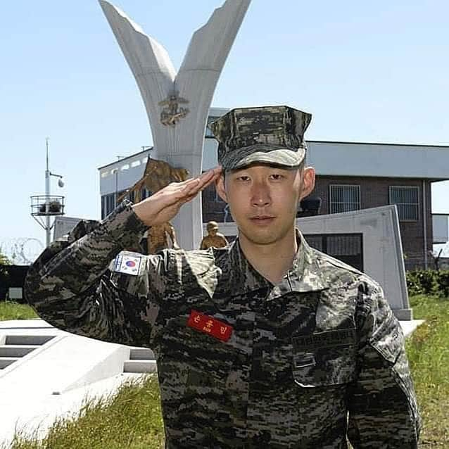 カルロス・テベスさんのインスタグラム写真 - (カルロス・テベスInstagram)「Heung-min Son finished his military training in Korea. He even received a best performance prize for excelling in his group!」5月8日 17時00分 - futeboleras