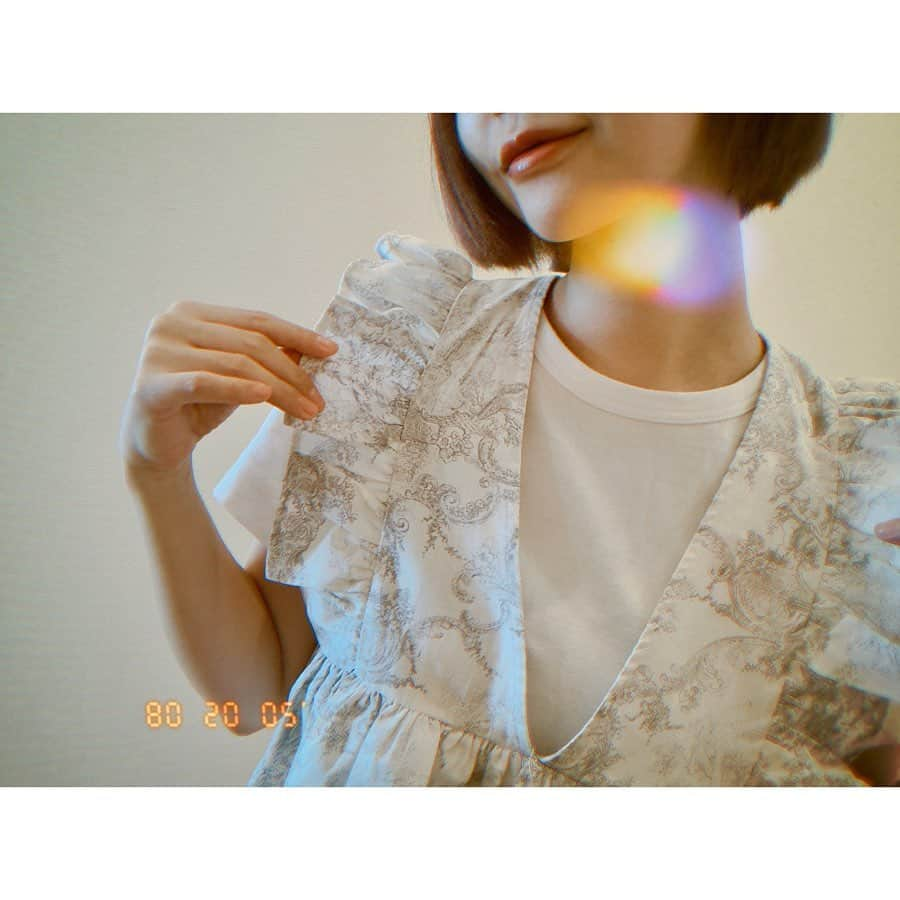 西脇彩華さんのインスタグラム写真 - (西脇彩華Instagram)「＊ #stayhome #enjoyhome 楽しみにしてたお洋服が届いたのでラジオのリモート出演がある金曜日にきてみました❤️❤️ @honeymihoney_official 🧸 ・ 指つりそうになりながら撮りましたハートの写真😊💕」5月8日 16時53分 - chapon_930