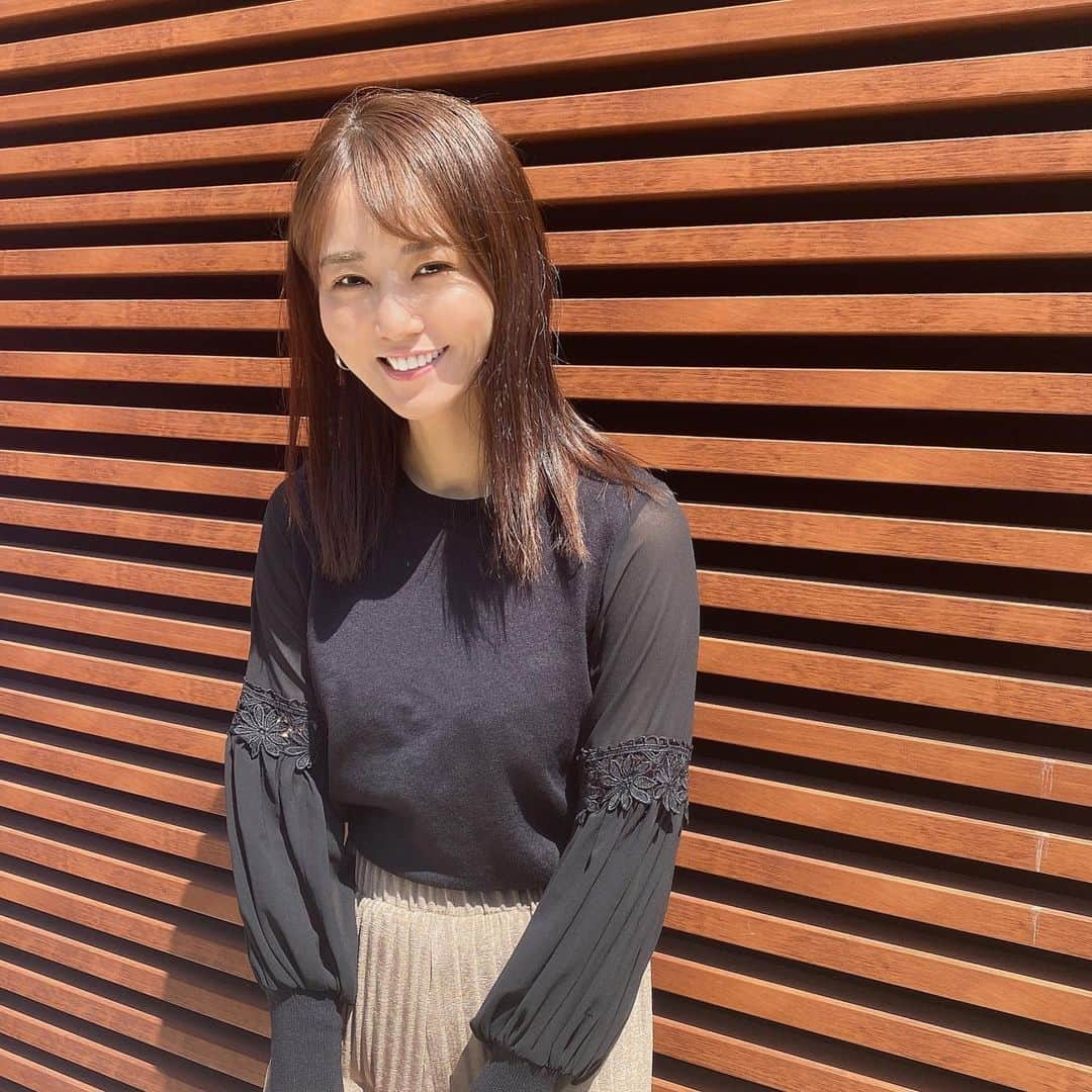 佐野真彩さんのインスタグラム写真 - (佐野真彩Instagram)「スーパーに買い出しに行った時の。 楽ちんなのにスタイルがよく見えるパンツは　@valmuer_official  のです👖✨ トップスは　@kobe_lettuce 👕 そろそろ日焼け対策を万全にしないといけない日差しになってしましたね💦 この夏は日傘、サプリ、そして肌を出さないようにして徹底的に気をつけます👮🏻‼︎ . 今夜もミクチャ配信します。 またのちほど〜🏵 . . . #おうちファッション　#おうち時間 #緊急事態宣言延長 #大人カジュアル　#コーデ　#プチプラコーデ　#セレクトショップ　#佐野真彩 #ミクチャ　#動画配信」5月8日 16時54分 - sano.maya