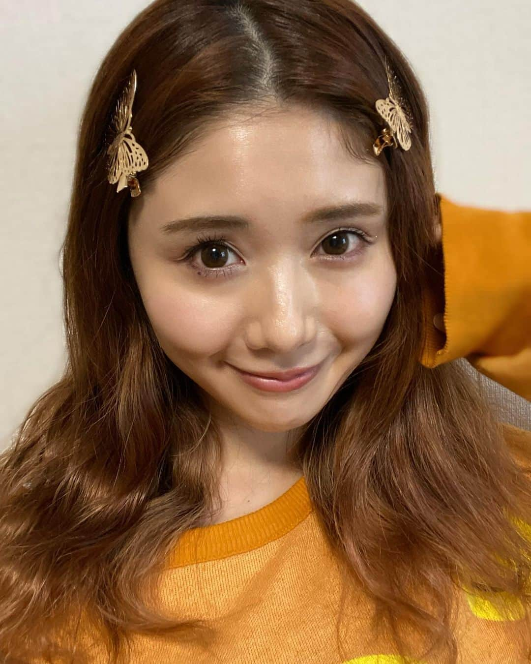 一木美里さんのインスタグラム写真 - (一木美里Instagram)「🦋𝒏𝒆𝒘 @herabeauty_official 🤍﻿ ﻿ GLOW LASTING FOUNDATION﻿ SPF 25/ PA＋＋﻿ color:17N1 IVORY﻿ ﻿ 2〜4枚めはブラシで塗ったあとのノーフィルター📸﻿ ﻿ 新作ファンデ🤍、厚塗り感ないのにアラは隠してくれるカバー力とほどよいツヤが出るので気に入りました✨﻿ ﻿ 外にも出ないので肌が白くなってきて😂﻿ 毎春より明るめカラー。﻿ #おうち時間 ブラシ塗り練習がてら久しぶりのリキッドファンデです😋﻿ ﻿ #韓国コスメ#コスメ#メイク#ファンデーション#kbeauty#MillyKorea#韓国美容#화장품#건성피부#반짝반짝#新作コスメ#ツヤ肌#コスメメモ﻿」5月8日 16時59分 - misato_ichiki