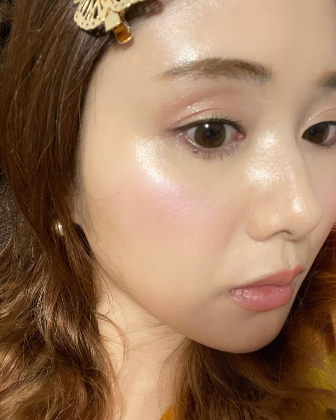 一木美里さんのインスタグラム写真 - (一木美里Instagram)「🦋𝒏𝒆𝒘 @herabeauty_official 🤍﻿ ﻿ GLOW LASTING FOUNDATION﻿ SPF 25/ PA＋＋﻿ color:17N1 IVORY﻿ ﻿ 2〜4枚めはブラシで塗ったあとのノーフィルター📸﻿ ﻿ 新作ファンデ🤍、厚塗り感ないのにアラは隠してくれるカバー力とほどよいツヤが出るので気に入りました✨﻿ ﻿ 外にも出ないので肌が白くなってきて😂﻿ 毎春より明るめカラー。﻿ #おうち時間 ブラシ塗り練習がてら久しぶりのリキッドファンデです😋﻿ ﻿ #韓国コスメ#コスメ#メイク#ファンデーション#kbeauty#MillyKorea#韓国美容#화장품#건성피부#반짝반짝#新作コスメ#ツヤ肌#コスメメモ﻿」5月8日 16時59分 - misato_ichiki