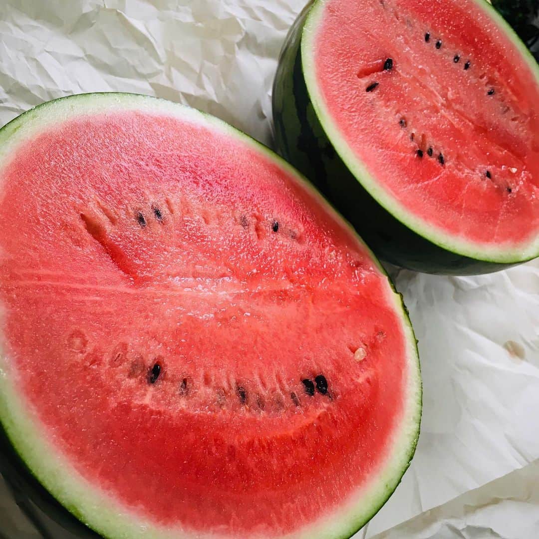 田中香子さんのインスタグラム写真 - (田中香子Instagram)「ひとつめの 巨大スイカは ご近所さんに ばったり会って、 運良く半分 貰っていただけたので、 ふたつめにワープ！  包丁届かないっ💦  そして甘ーいっ✨ うまーーーいっ✨  #熊本スイカ #watermelon  #fromkumamoto」5月8日 17時00分 - soo.yt