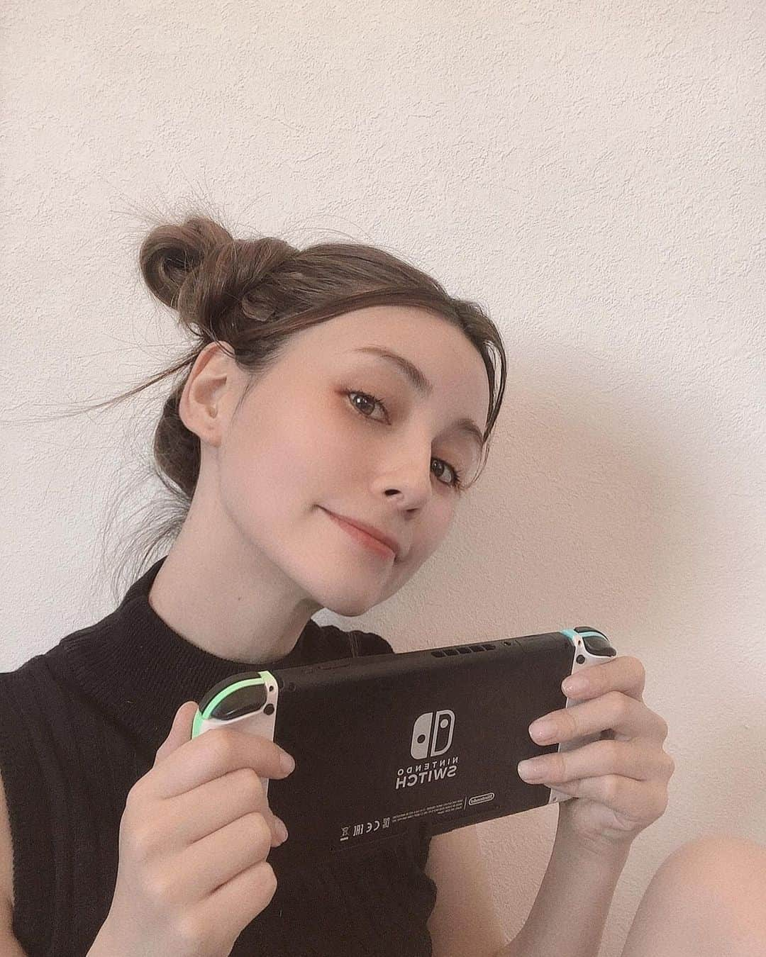 ダレノガレ明美さんのインスタグラム写真 - (ダレノガレ明美Instagram)「Switchずっとやってる😘 久しぶりに２つに髪の毛結んでるよ🌸 みんなと一緒にやりたいなぁー✨ ちなみにマリオパーティーめちゃくちゃ弱い🥺  ラストの写真何故に撮れてたやつ😂」5月8日 17時03分 - darenogare.akemi