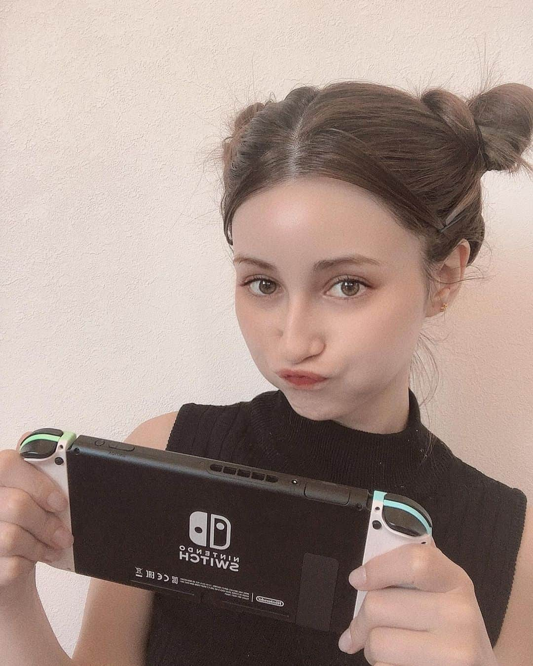 ダレノガレ明美さんのインスタグラム写真 - (ダレノガレ明美Instagram)「Switchずっとやってる😘 久しぶりに２つに髪の毛結んでるよ🌸 みんなと一緒にやりたいなぁー✨ ちなみにマリオパーティーめちゃくちゃ弱い🥺  ラストの写真何故に撮れてたやつ😂」5月8日 17時03分 - darenogare.akemi