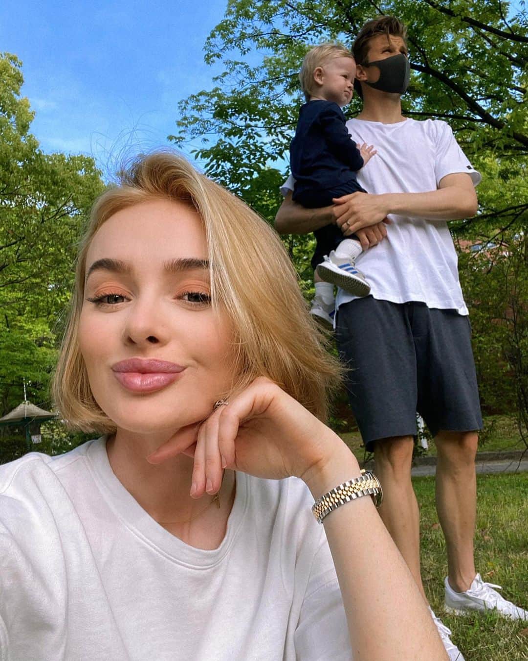 リアノン・ランゲラック（ミッチェル・ランゲラックの妻）のインスタグラム：「Feeling my new hair cut by @mitchlangerak 💇🏼‍♀️🙌🏼💙 A man with many talents. Video on my story 🙃」