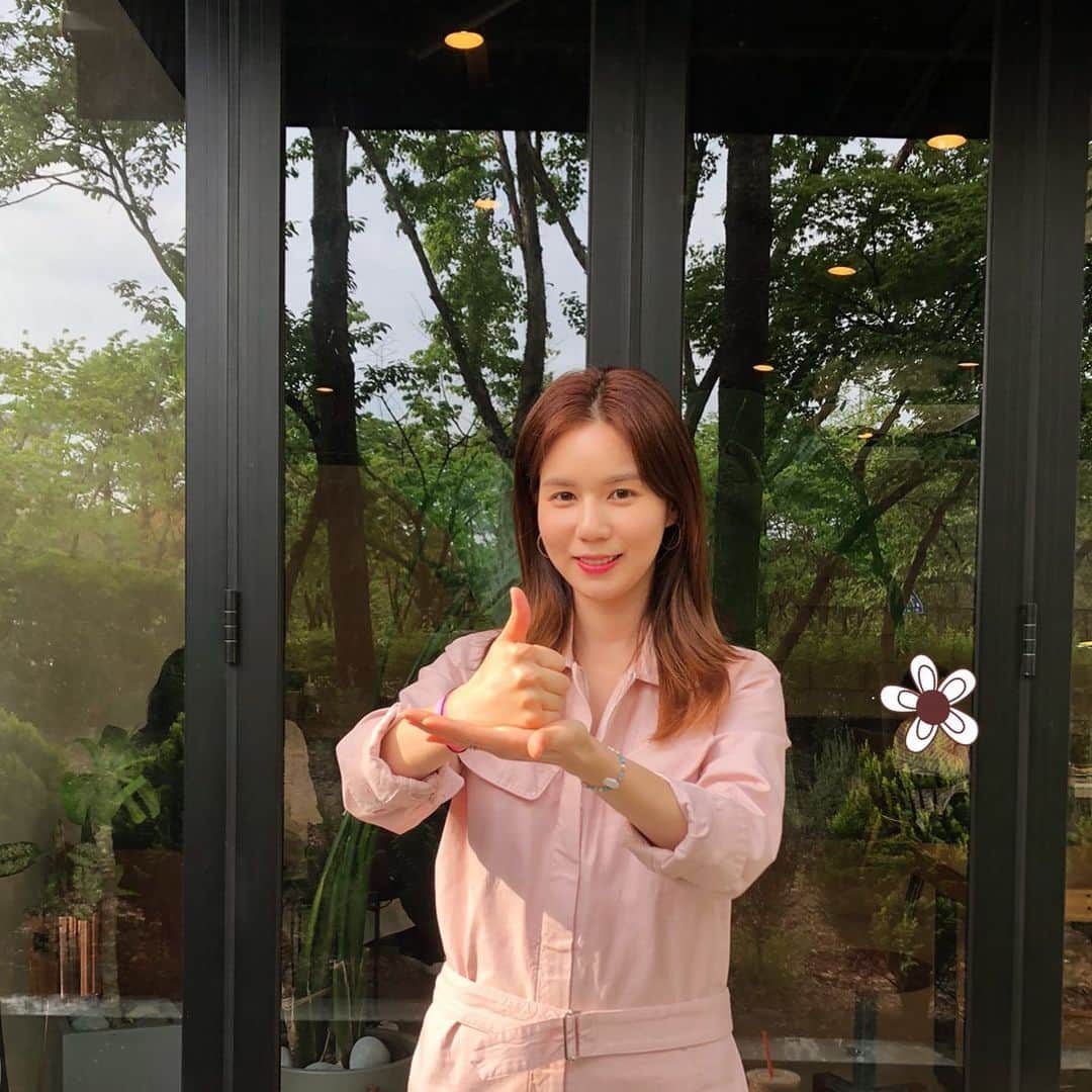 パク・シウンのインスタグラム：「지금도 코로나19로인해 어려움을겪고있는 현장에서 누구보다 앞장서서 수고하고계시는 의료진여러분께 진심으로 감사드립니다.🙇‍♀️ . . 저는 황보씨 @iam_still_beautiful 의 지목으로 #덕분에챌린지 에 참여하게되었습니다.이렇게나마 의료진분들께 감사를 표할수있음에 기쁜마음으로 함께하며 계속 응원하겠습니다.#힘내세요 🤗‼️ .  다음 챌린지를 이어가실분들은 제가 존경하고 사랑하는 언니들😍 @sungryoung_kim 김성령언니 @shinaela_if  신애라언니 감사해요🤗💕 . #의료진덕분에#덕분에캠페인」