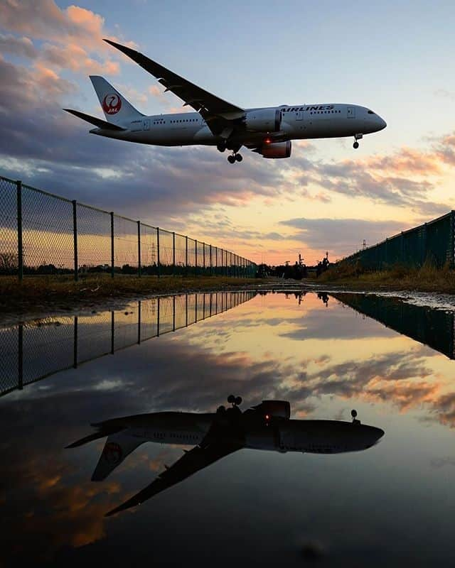 JALさんのインスタグラム写真 - (JALInstagram)「. A magical reflection at dawn. #PicturePerfectMay  夕焼け空と飛行機のリフレクションが幻想的✨ . . Photo by @shinkun787 Post your memories with #FlyJAL #旅を夢見て  #JapanAirlines  #STAYHOME  #airplane #airplanepictures #momentofmine」5月8日 17時30分 - japanairlines_jal