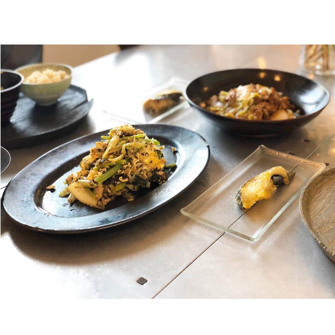 神崎恵さんのインスタグラム写真 - (神崎恵Instagram)「お昼ごはん。 長ネギの炒め物。 搾菜を切らしてきたから、高菜の醤油漬けを入れて、小松菜と溶き卵。 美味しかった🤤 このネギ炒め、我が家の定番。 ご飯がとにかく進みます🍚🍚🍚 あり野菜を組み合わせて、ご飯がすすむ一品を作るのが楽しい。 #おうちごはん」5月8日 17時31分 - megumi_kanzaki