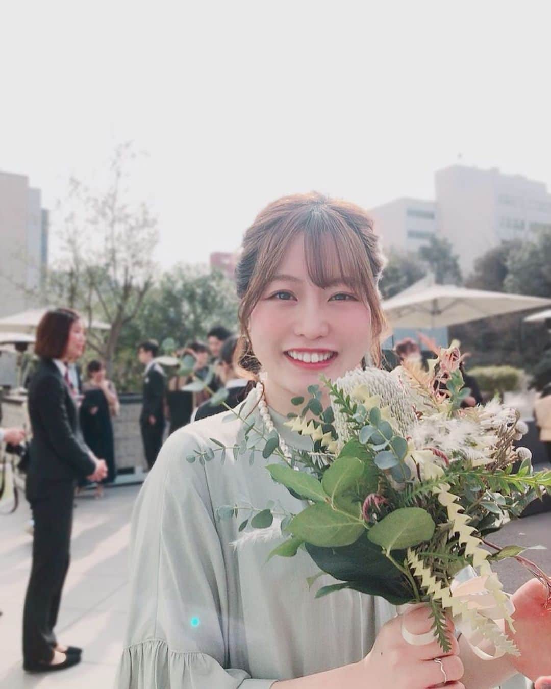 弘松菜摘のインスタグラム：「﻿ ﻿ ﻿ りなの結婚式で﻿ 初めてブーケ💐キャッチした時の写真！﻿ ﻿ 見てこの笑顔にこにこである﻿ ﻿ そしてびっくりするのが﻿ のんちゃんと二人で同時にキャッチしたこと🤣🤣﻿💓 ﻿ ﻿ #結婚式 #ブーケトス  #結婚式のパン美味しすぎる #花嫁のドレス当てたことない」