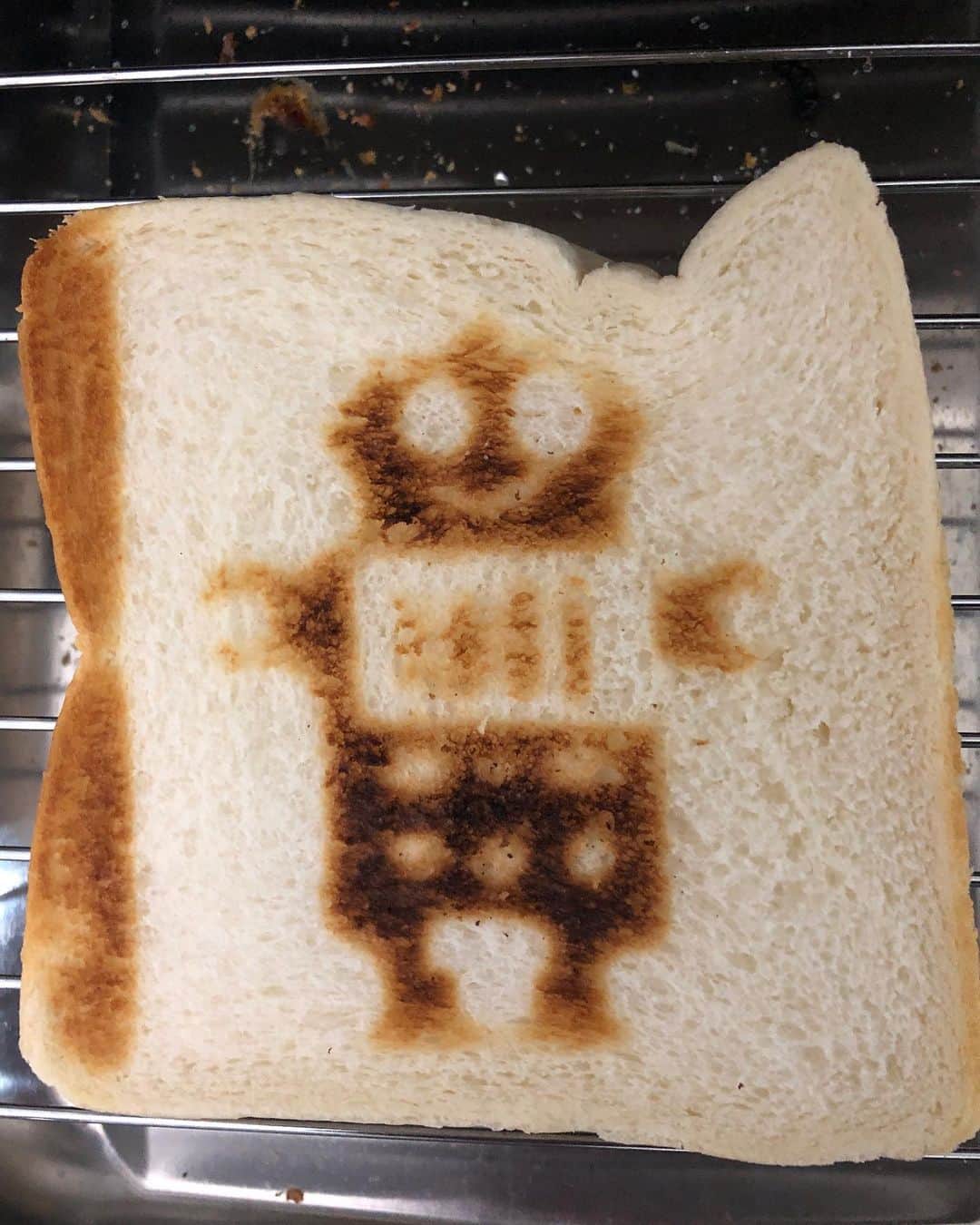 田畑祐一のインスタグラム：「食パンアート20日目🍞✨これ分かる人いますか？マーマレードボーイのボイスメモのおもちゃのやつです🤖✨当時めちゃめちゃ欲しかったやつです！ 最後全然アルミが取れへん動画もおすすめです！  #食パンアート #トーストアート #マーマレードボーイ #吉本自宅劇場」