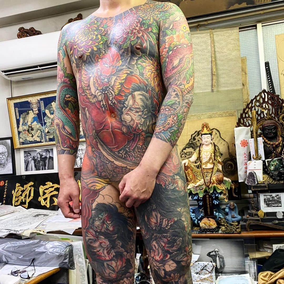 中野義仁さんのインスタグラム写真 - (中野義仁Instagram)「inprogres . freehand & day by day inspiration work ‼️ #H2ocean #H2oceanproteam #officialh2ocean #instagram #namakubitattoo #traditional #oni #kiku #freehand #fullbody  #japan  #artist #artistmafia #friend #tattoos #tattooing #tattoo #tattoomag  #inK #inkdmag #tattoomagazine #tattoos_of_instagram  #tattoolifemagazine #tattooenelgy #tattooinstagram #tattoomania #artistmafia #tattoocultur #tattoocomunity #tattooculturmagazine #tattooare  @jessyentattoo @dennis_camsupply @yokohama_tattoo_museum @souryou @kiwamijewelry @horiyoshi3shop @taiwantattooconvention」5月8日 17時41分 - horiyoshi_3