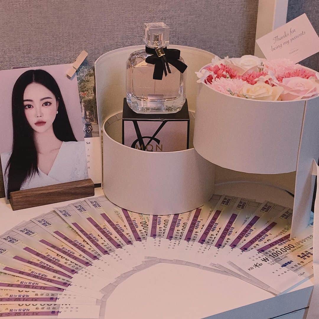 キム・ダビンさんのインスタグラム写真 - (キム・ダビンInstagram)「헤헤 매년 계좌이체로 효도하다가 간만에 .. 💕 울 엄마 어버이날 축하해유 생일도 기대해 .. 🥰 그리구 플라워박스 정말 급하게 주문했는데 빠르고 예쁘게 보내주셔서 감사해요 @shimgsun ! #어버이날 #플라워박스」5月8日 17時46分 - daxbin