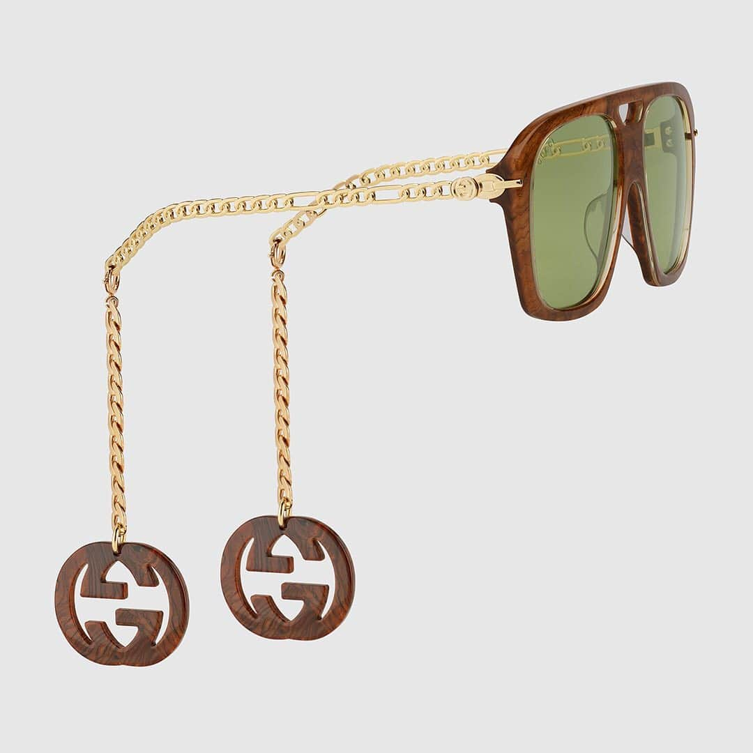 HYPEBEASTさんのインスタグラム写真 - (HYPEBEASTInstagram)「@hypebeaststyle: @gucci has unveiled its latest sunglasses style, the “Square Sunglasses With Charms.” Available in “Brown Acetate” and “Black Acetate,” the sunglasses feature gold-tone metal arms that express a braided chain effect, while the ends of the arms feature detachable chains with Interlocking G motif charms which can be removed, repositioned and replaced for alternative wear patterns. They’re available now exclusively online for $855 USD each.⁠⠀ Photo: Gucci」5月8日 17時51分 - hypebeast