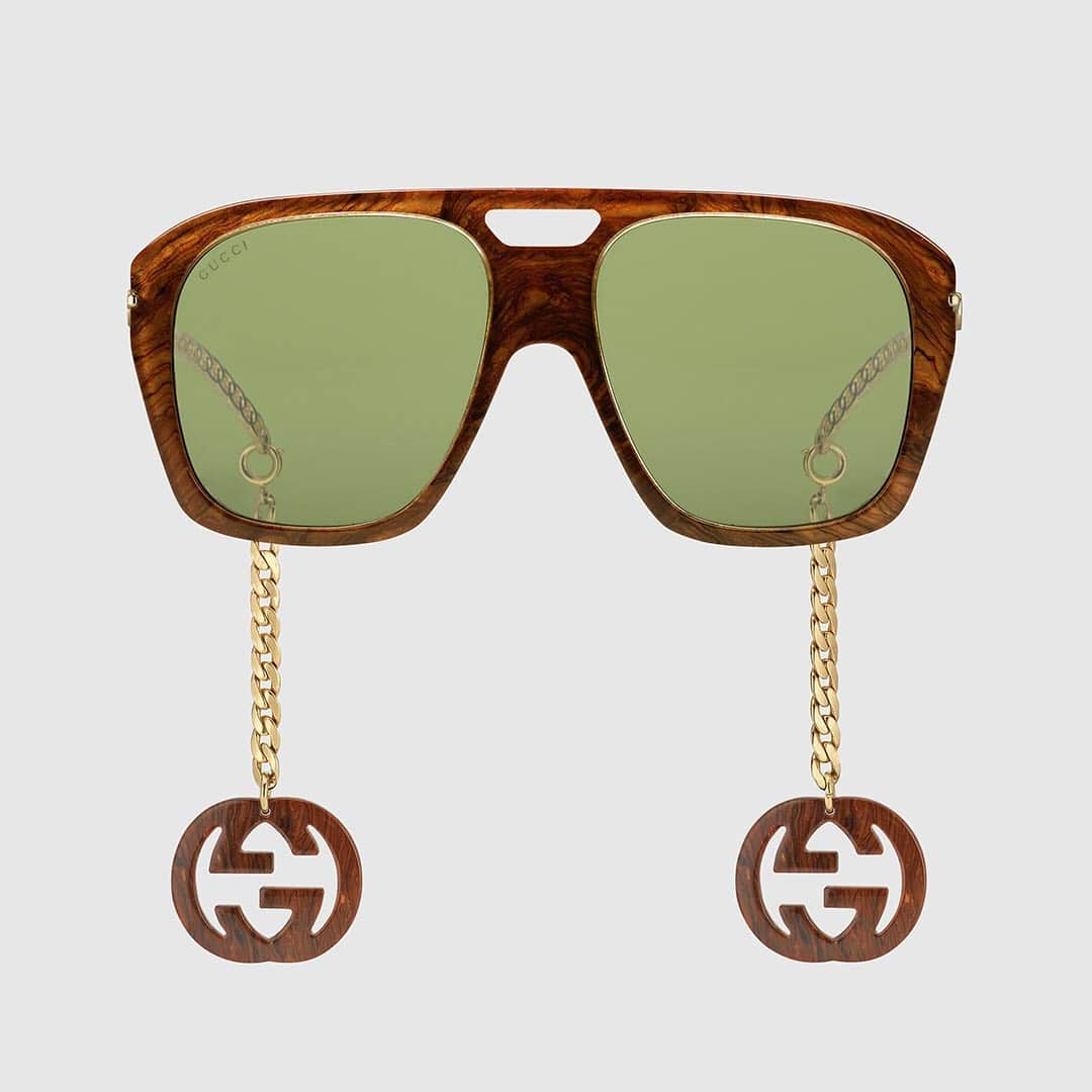 HYPEBEASTさんのインスタグラム写真 - (HYPEBEASTInstagram)「@hypebeaststyle: @gucci has unveiled its latest sunglasses style, the “Square Sunglasses With Charms.” Available in “Brown Acetate” and “Black Acetate,” the sunglasses feature gold-tone metal arms that express a braided chain effect, while the ends of the arms feature detachable chains with Interlocking G motif charms which can be removed, repositioned and replaced for alternative wear patterns. They’re available now exclusively online for $855 USD each.⁠⠀ Photo: Gucci」5月8日 17時51分 - hypebeast