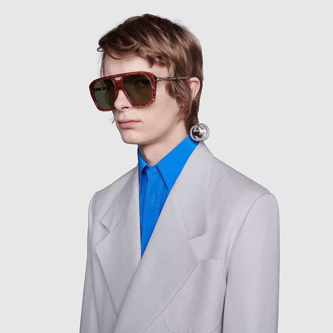 HYPEBEASTさんのインスタグラム写真 - (HYPEBEASTInstagram)「@hypebeaststyle: @gucci has unveiled its latest sunglasses style, the “Square Sunglasses With Charms.” Available in “Brown Acetate” and “Black Acetate,” the sunglasses feature gold-tone metal arms that express a braided chain effect, while the ends of the arms feature detachable chains with Interlocking G motif charms which can be removed, repositioned and replaced for alternative wear patterns. They’re available now exclusively online for $855 USD each.⁠⠀ Photo: Gucci」5月8日 17時51分 - hypebeast