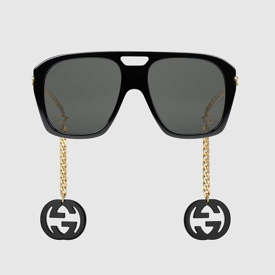 HYPEBEASTさんのインスタグラム写真 - (HYPEBEASTInstagram)「@hypebeaststyle: @gucci has unveiled its latest sunglasses style, the “Square Sunglasses With Charms.” Available in “Brown Acetate” and “Black Acetate,” the sunglasses feature gold-tone metal arms that express a braided chain effect, while the ends of the arms feature detachable chains with Interlocking G motif charms which can be removed, repositioned and replaced for alternative wear patterns. They’re available now exclusively online for $855 USD each.⁠⠀ Photo: Gucci」5月8日 17時51分 - hypebeast