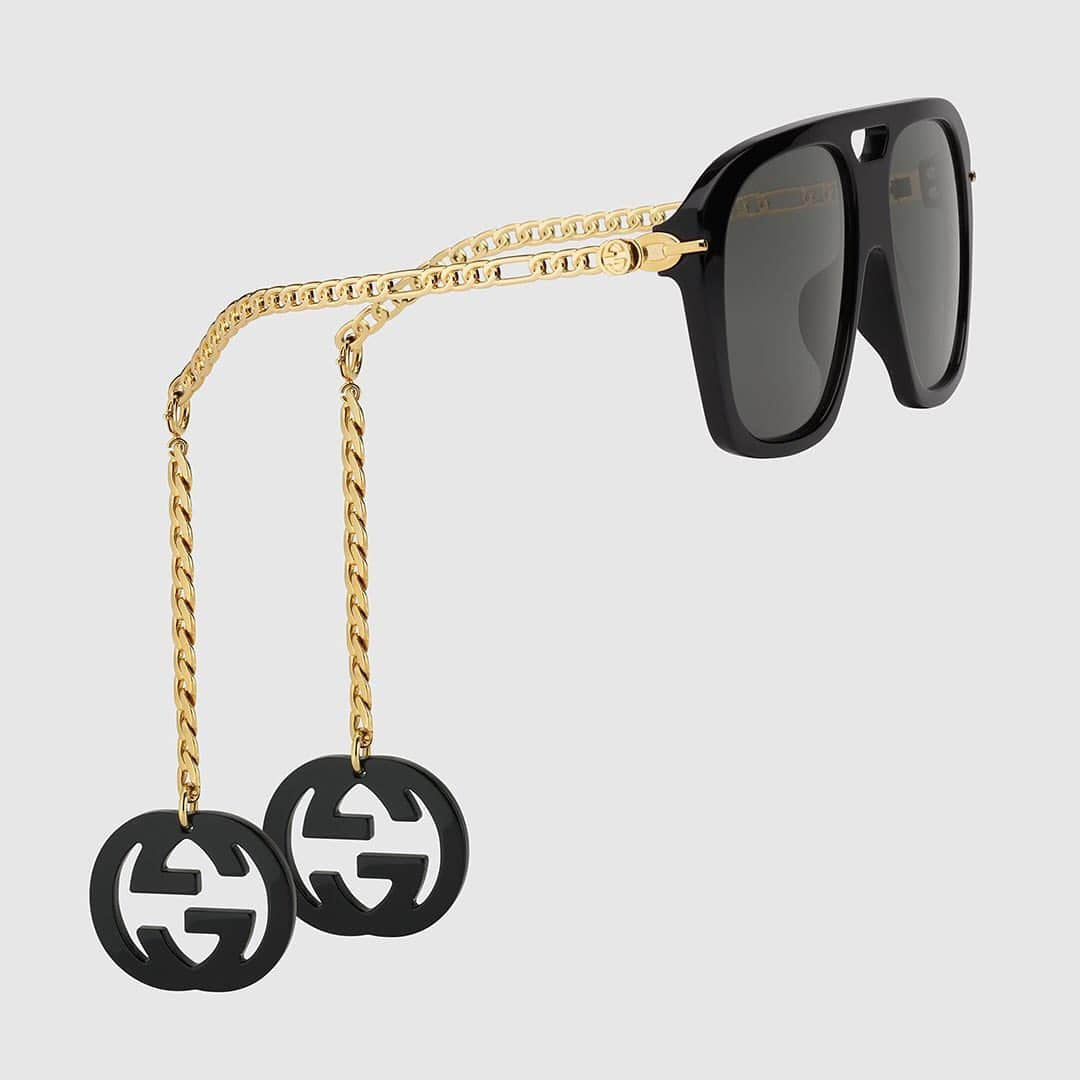 HYPEBEASTさんのインスタグラム写真 - (HYPEBEASTInstagram)「@hypebeaststyle: @gucci has unveiled its latest sunglasses style, the “Square Sunglasses With Charms.” Available in “Brown Acetate” and “Black Acetate,” the sunglasses feature gold-tone metal arms that express a braided chain effect, while the ends of the arms feature detachable chains with Interlocking G motif charms which can be removed, repositioned and replaced for alternative wear patterns. They’re available now exclusively online for $855 USD each.⁠⠀ Photo: Gucci」5月8日 17時51分 - hypebeast