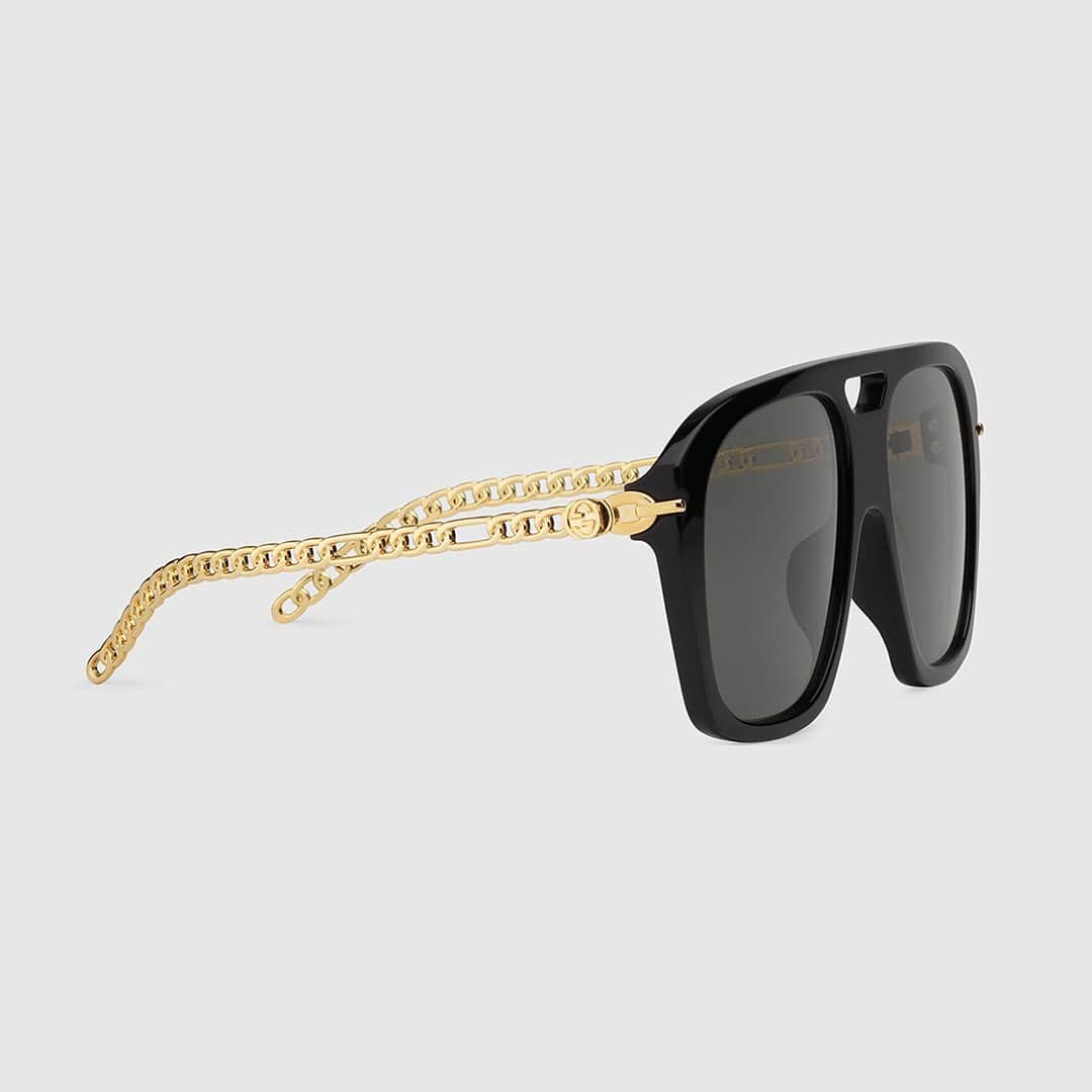 HYPEBEASTさんのインスタグラム写真 - (HYPEBEASTInstagram)「@hypebeaststyle: @gucci has unveiled its latest sunglasses style, the “Square Sunglasses With Charms.” Available in “Brown Acetate” and “Black Acetate,” the sunglasses feature gold-tone metal arms that express a braided chain effect, while the ends of the arms feature detachable chains with Interlocking G motif charms which can be removed, repositioned and replaced for alternative wear patterns. They’re available now exclusively online for $855 USD each.⁠⠀ Photo: Gucci」5月8日 17時51分 - hypebeast