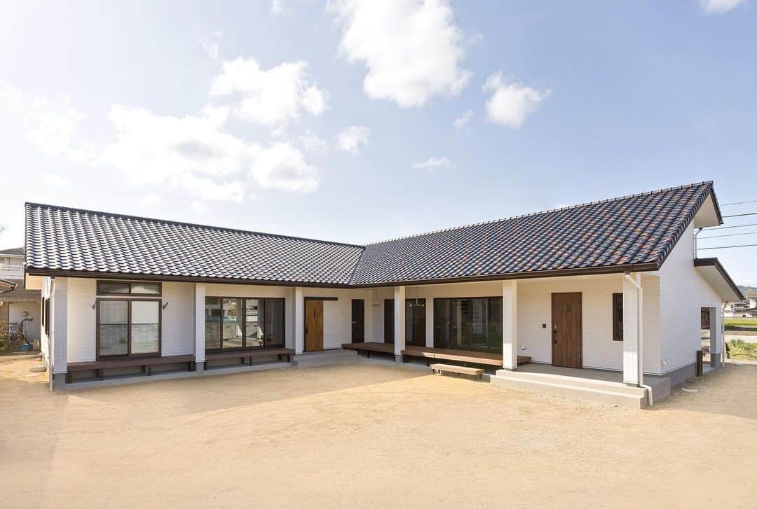 OKOCHI STYLE(香川県) さんのインスタグラム写真 - (OKOCHI STYLE(香川県) Instagram)「家づくり情報をお届けしています📲﻿ いいね👍フォロー大歓迎です✨﻿ ﻿ 広いウッドデッキにある二世帯住宅の平屋。﻿ こんな二世帯住宅も良いですよ。﻿ ﻿ ﻿ Instagramで紹介した写真は、下のプロフィールをご覧ください♪﻿ ーーーーーーーーー﻿ @okochi.komuten ﻿ ーーーーーーーーー﻿ ﻿ 資料請求専用インスタ始めました！﻿ 家づくりの資料請求はこちらから⬇️﻿ ーーーーーーーー﻿ @request_ok﻿ ーーーーーーーー﻿ ﻿ 街角リゾート木きん堂倶楽部のインスタもご覧ください(カフェ&ギャラリー情報)🌟﻿ ーーーーーーーーー﻿ @mokkindou.cafe ﻿ ーーーーーーーーー﻿ ﻿ 大河内工務店HPのURLはこちら⬇️﻿ https://www.okochi.co.jp﻿ ﻿ #平屋　#二世帯住宅　#外観 #外観デザイン #外観おしゃれ  #夜景 #夜景きれい #木の家 #工務店 #建築 #設計 #自由設計 #注文住宅 #香川の家 #新築 #一戸建て #注文住宅新築 #施工事例 #工務店だからつくれる家 #暮らしを楽しむ #家 #家づくり #おしゃれな家 #マイホーム #マイホーム計画 #住宅デザイン #香川の工務店 #香川県 #大河内工務店」5月8日 17時57分 - okochi.komuten