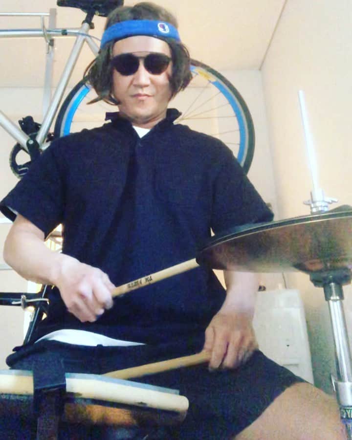 おたこぷーのインスタグラム：「自宅ドラム漫談　ツッツツ #おうち時間 #ドラム #練習 #修行が足らん」