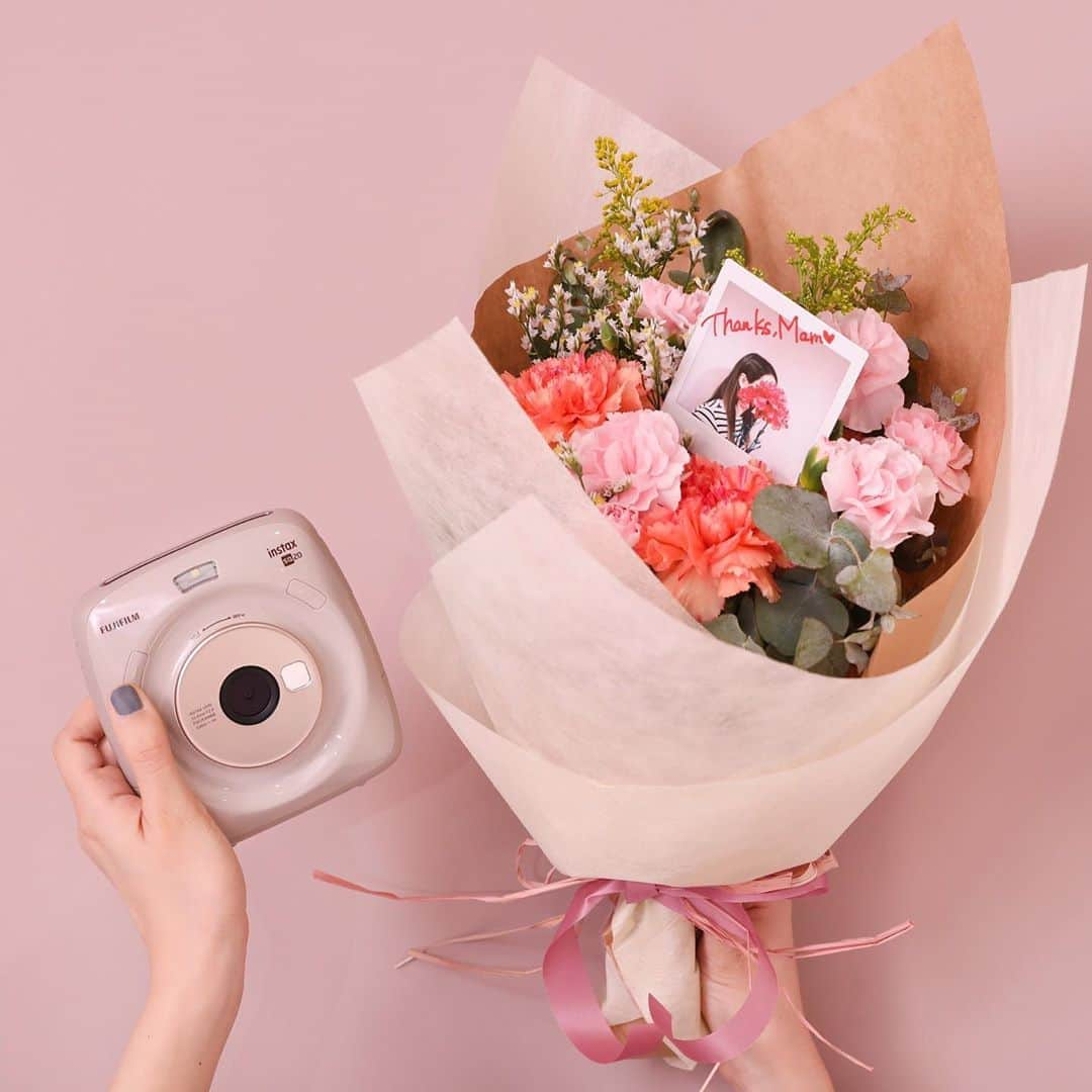 Fujifilm instaxさんのインスタグラム写真 - (Fujifilm instaxInstagram)「.﻿ 今週末は母の日ですね♪﻿ 大切なお母さんへ、プレゼントの準備はもうお済みですか？﻿ ﻿ かわいいブーケにメッセージ入りのチェキを添えて、お母さんに「ありがとう」を伝えてみてくださいね♡﻿ ﻿ みなさんもチェキを使った母の日のプレゼントを #instaxlife でぜひ投稿してください。﻿ 素敵な写真は、本アカウントにてご紹介をさせて頂きます！﻿ ﻿ ﻿ ～instax Life プロジェクト～﻿ 専用ページから登録後、InstagramやTwitterで「 #instaxlife 」をつけて投稿すると、1日1ポイントが貯まり、そのポイントに応じて様々な特典が♪﻿ ﻿ この機会にぜひ登録して、一緒にチェキを盛り上げませんか？﻿ ﻿ 「instax Life プロジェクト」の詳細はこちらから﻿ ⇒https://instax.jp/instaxlifeproject/﻿ ﻿ #instax #instaxcamera #instaxsquare #SQ20 #cheki #チェキ #チェキスクエア #FUJIFILM #富士フイルム  #母の日 #母の日プレゼント #母の日ギフト #花束 #メッセージ #mathersday #カーネーション #お母さんありがとう #花のある暮らし #チェキのある生活 #マイチェキ #メモリアルチェキ #instaxlife #stayhome #おうち時間」5月8日 18時00分 - cheki_instax