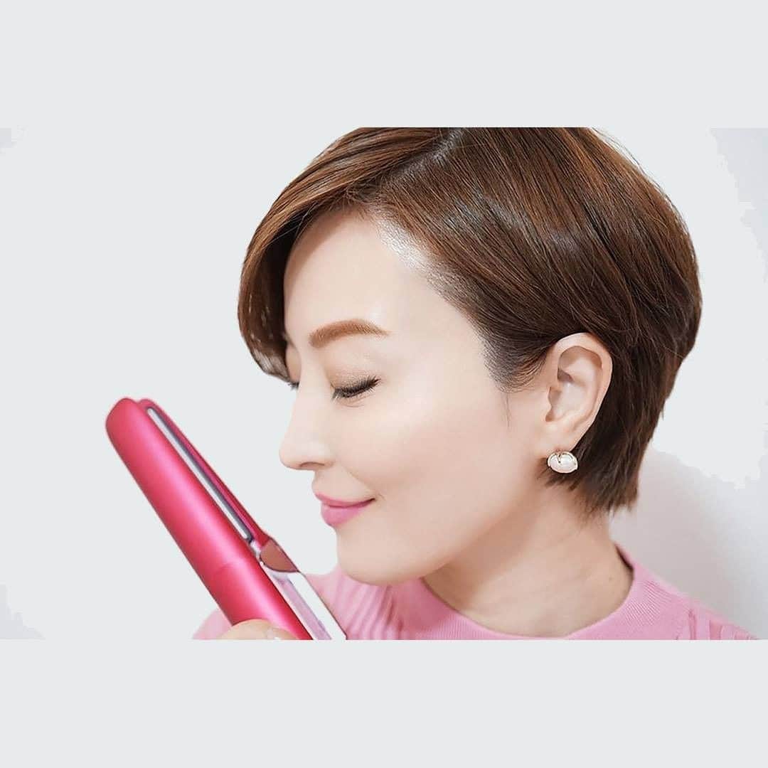 TESCOM テスコムのインスタグラム：「＼ショートヘアをツヤのある大人ガーリーに✨／ . 「毛質がストレートすぎて、洗いざらしだと、男の子っぽくなってしまうのが悩み💦」と投稿を寄せて下さっているのは、ショートヘアがお似合いの @satomitoda さん。 いつもストレートアイロンを使って緩めのカーブを付けていらっしゃるそうで、最近お使いいただいているのはテスコムの"コラーゲンイオンヘアーアイロンTCH5100" とのこと。 . 「髪のダメージが少なく、ツヤツヤの髪と仕上がりになるんです✨」と評価いただきました。 ツヤのある素敵な仕上がりです✨ . コラーゲンイオンヘアーアイロンTCH5100をご愛用の皆さん #テスコム で是非ご感想をお寄せ下さい！ お待ちしております🎶 . (photo by @satomitoda ) - - - - - - - - - - - - - - - - - - - - - - - - - ●商品名：コラーゲンイオン ヘアーアイロン ●品番　：TCH5100 ●カラー：スムースピンク ※別色：プラチナホワイト もあります。 - - - - - - - - - - - - - - - - - - - - - - - - -  @tescom_beauty . Nobbyに関する情報は @tescom_pro  キッチン家電に関する情報は @tescom_kitchen  にてご紹介中！ . 毎日使うヘアアイテムは #テスコム または #TESCOM で検索してみて下さいね♡ テスコムのInstagramでは、自分らしさを追求したあなたのキレイづくりに役立つ情報を毎週発信しています！  #美容  #ヘアスタイル  #ショート  #髪型  #スタイリング  #ヘアケア  #美髪  #新発売  #セルフアレンジ  #ツヤ髪  #コラーゲン  #ストレートヘア  #ダメージケア  #ヘアアイロン  #ストレートアイロン  #美容家電  #便利アイテム  #髪質  #美容成分  #サラツヤ  #まとまり  #パサつき  #おしゃれ家電  #ヘアーアイロン  #潤いヘア  #ストレーター  #コラーゲンヘアアイロン」