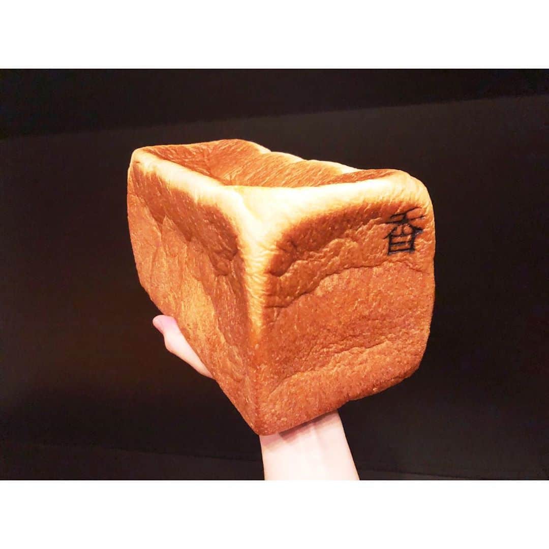 のインスタグラム：「焼きたて食パンにありつける いまや非日常。 ほおずりしたくなる愛おしさ。 ありがたやー😭🙏」