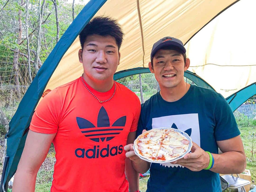 のインスタグラム：「庭でピザも作ります🍕笑 #おうち時間 #ピザ #兄弟 #庭 #チャレンジ」