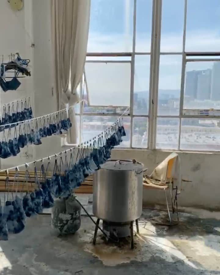 のインスタグラム：「Back in the studio #nontoxic #handdipped #indigo #madeinlosangeles #monsantofree」