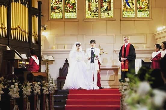 のインスタグラム：「2016.8.28に挙式💒をあげたご新婦様より… 素敵なお写真、メッセージをいただきました☺️ その節は大変お世話になりました。赤いバージンロードとプロジェクションマッピングが特に希望通りでした。とても素敵な想い出に残る式になりました。ありがとうございました❁( ᵕᴗᵕ )❤♥️ ありがとうございます！これからもたくさんのご新郎ご新婦さまの大切な日のお手伝いができますように😌  #ロイヤルホールヨコハマ のタグを付けて投稿していただくと公式Instagramでご紹介させていただくことも…♡ * * フェア情報なども随時シェアしています🙆‍♀️ 質問などございましたらお気軽にお電話📞DM📩お待ちしております！  #プレ花嫁#プレ花嫁準備#秋婚2020#冬婚2020#セントパトリックチャーチ#大聖堂#教会#横浜#関内#結婚式場探し#結婚式場見学#ブライダルヘア#ウェディングヘア#花嫁ヘアメイク#ブライダル撮影#ブライダルヘア#ヘアアレンジ#ウェディングドレス#ヘアスタイル#春婚2021#日本中のプレ花嫁さんと繋がりたい#花嫁ヘア#ブライダル#横浜婚#関東花嫁#コロナに負けるな」