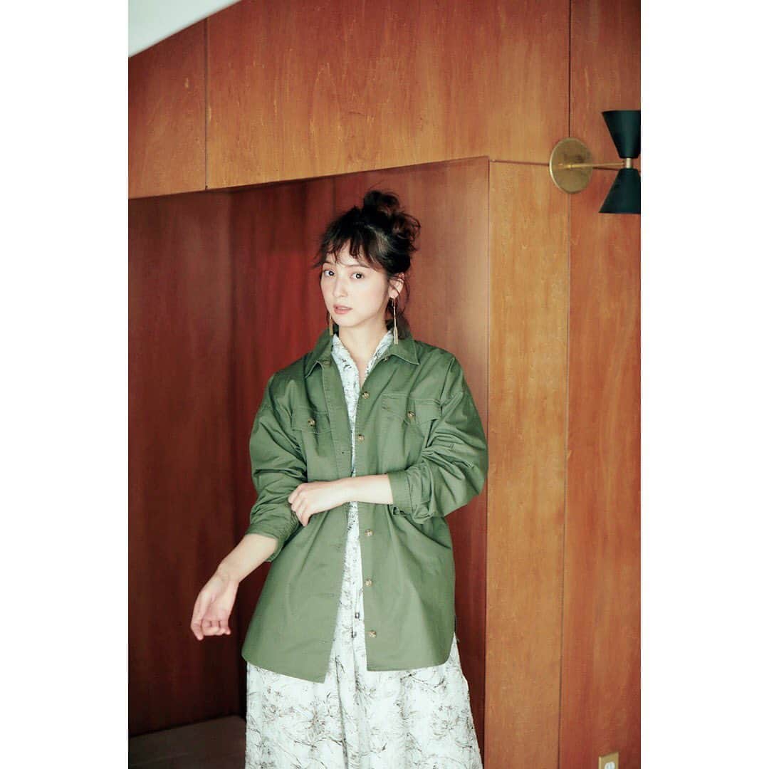 佐々木希さんのインスタグラム写真 - (佐々木希Instagram)「肌寒い時に羽織れるシャツ。 撮影の時に着たのはカーキ♡ バサっと着られるので何かと便利です。」5月8日 9時26分 - nozomisasaki_official