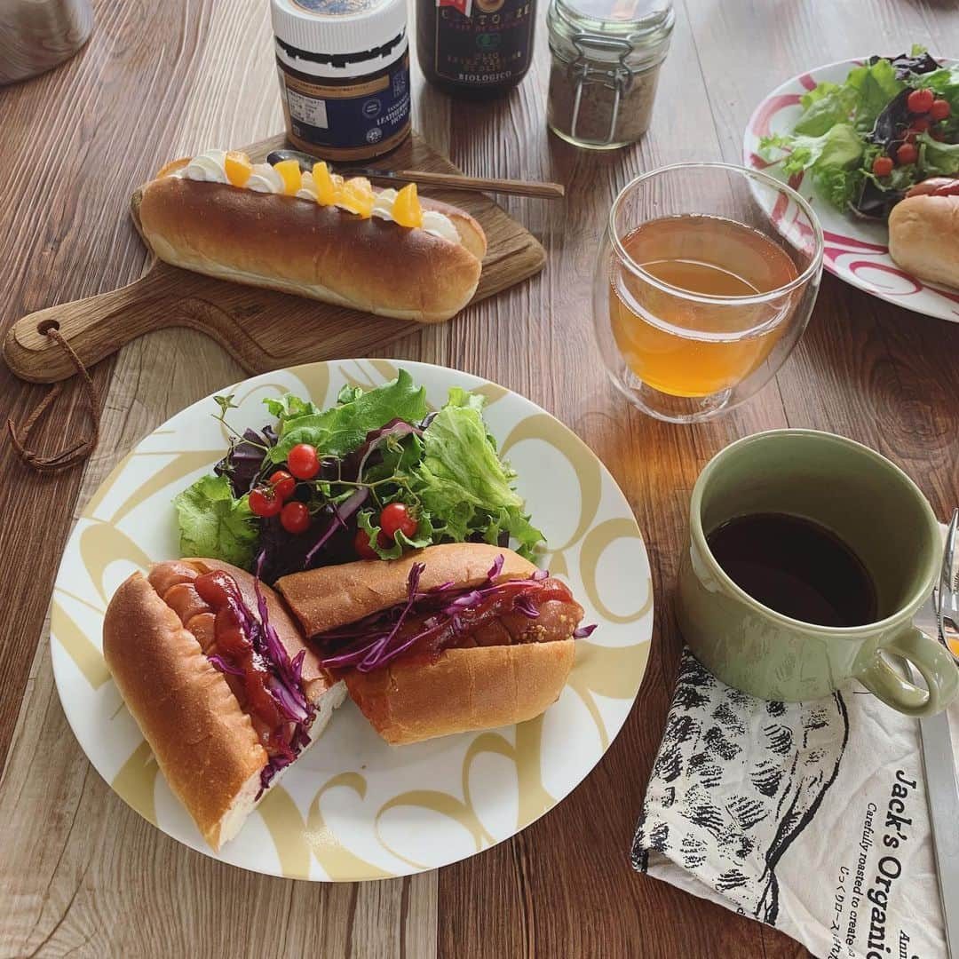 宮前真樹のインスタグラム：「#morning  朝の空気が冷たくて気持ちいい 少し前は寒くて動きたくなかったのに あっっっという間に季節が変わったね🌿  エムナチュールも昨日から再開しました！ ランチのみで店内&テイクアウトok  様子を見ながらゆるゆると〜と思っていたら 予想よりも多くの方にご来店頂きました。  皆さん変わらず出社されているんですね ランチの時間が気分転換になったり ゆっくり寛げる時間になりますように。  青山通りはまだ人は少なかったけど 店外でお弁当を並べていたり チラシや手書き看板などは増えてますね。  何も変わっていないようで やっぱり変わってるんだなぁ。 #青山ランチ #表参道ランチ  #エムナチュール @caferestaurantmnature  写真は家の朝ごはんです #分かると思うけど😂 . . それにしても何着ていいのか悩む セーターにモコモコ靴下から 急に薄着の季節になってしまった。」