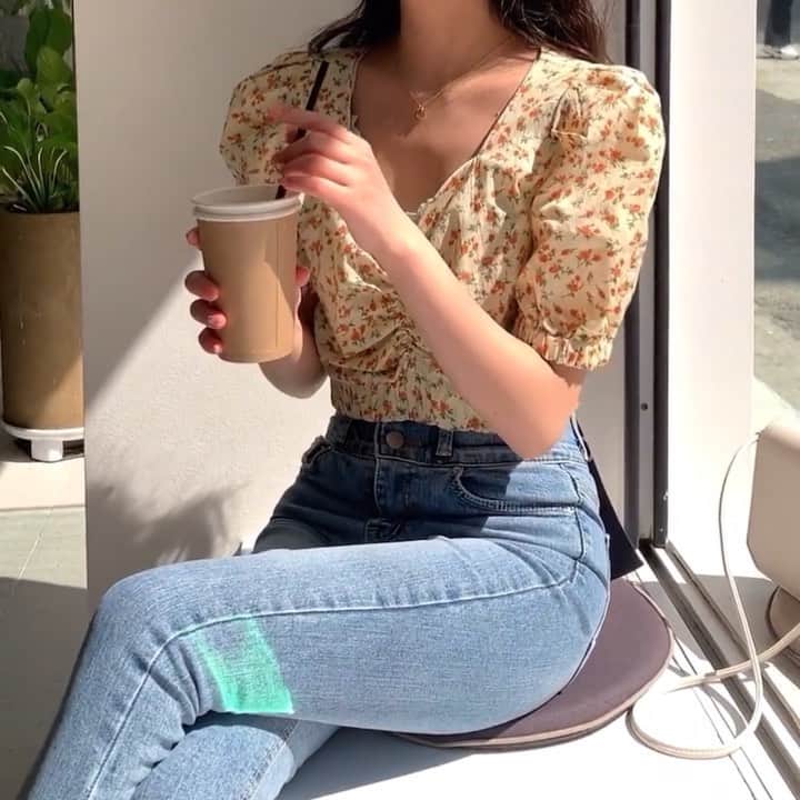 Chuuのインスタグラム：「얼굴 화사해보이는 크롭블라우스 업뎃!🌿」