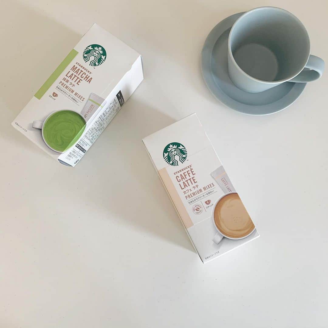 ryuu79hinaのインスタグラム：「#おうちカフェ  𖠚ᐝ ・ ・ スターバックス プレミアム ミックス 抹茶ラテ・カフェラテ💚🤎 やわらかな泡、なめらかなでクリーミーな味わい ✔おうち時間におすすめだよ☕️ ・ ・ ━━━━━━━━━━━━━━━ #おうち時間#おうち#おうちCafe#カフェスタグラム#カフェラテ#抹茶ラテ#スタバ#スターバックス#スターバックスコーヒー#カフェタイム#記録#ロカリ#おきがくらぶ#おきが倶楽部#置き画#置き画くら部#置き画倶楽部#置き画くらぶ#카페#카페스타그램#카페그램」