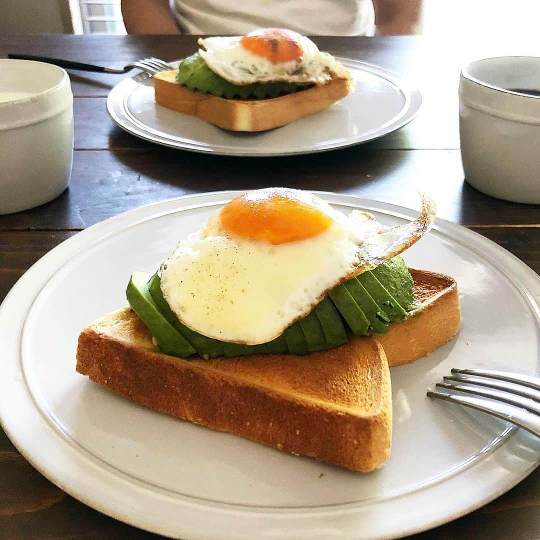 仲谷亜希子さんのインスタグラム写真 - (仲谷亜希子Instagram)「今日の朝ご飯🍳 緊急事態宣言延長かあ・・。 藤井さんの言う通り、ここからが正念場やね😓 あー、仕事したい！ヨガしたい！カフェ行きたい！ あと一か月、このエネルギーをどう消費しよう😂  #今日の朝ごはん #今日の朝食 #おうちごはん #ふたり #夫婦ごはん #朝ごはんプレート #手作りごはん #あさごはん #おうちごはんLover #クッキンググラム #家庭料理 #料理写真 #朝食 #丁寧な暮らし #豊かな食卓 #foodstyling #手料理 #暮らしを楽しむ #iegohan #cooking #cookingram #breakfast #todaysbreakfast #breakfastwithmyhubby」5月8日 9時55分 - aki_chan818