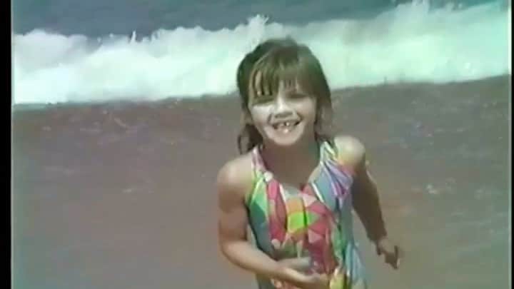 ヒラリー・ローダのインスタグラム：「4 years old: expert at drawing hearts 😄💖 #tbt」
