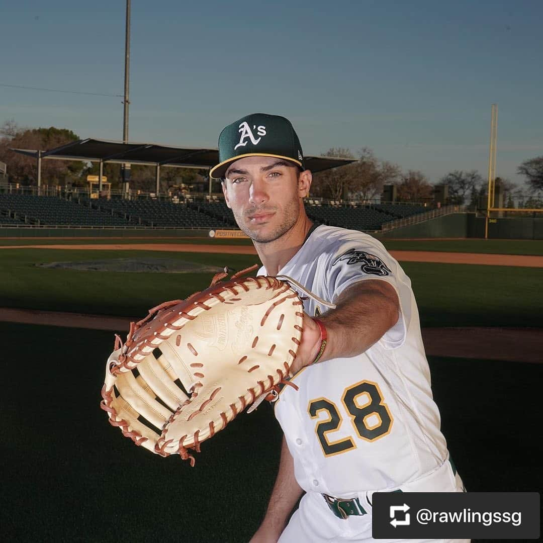 Rawlings Japanさんのインスタグラム写真 - (Rawlings JapanInstagram)「#Repost @rawlingssg with @get_repost ・・・ Our exclusive, behind-the-scenes look at the @athletics from #RawlingsGloveDay ends with a look into star first baseman, Matt Olson’s gamer. This beauty is also our Gameday 57 Series feature for May, so get your limited edition Olson mitt at Rawlings.com now, before it’s gone for good! #TeamRawlings #TheMarkOfAPro #TheMarkOfExcellence #ProPreferred #MLB #Baseball #FirstBaseMitt @matt_olson21 ⚾️ @rawlings_japan_llc」5月8日 10時02分 - rawlings_japan_llc