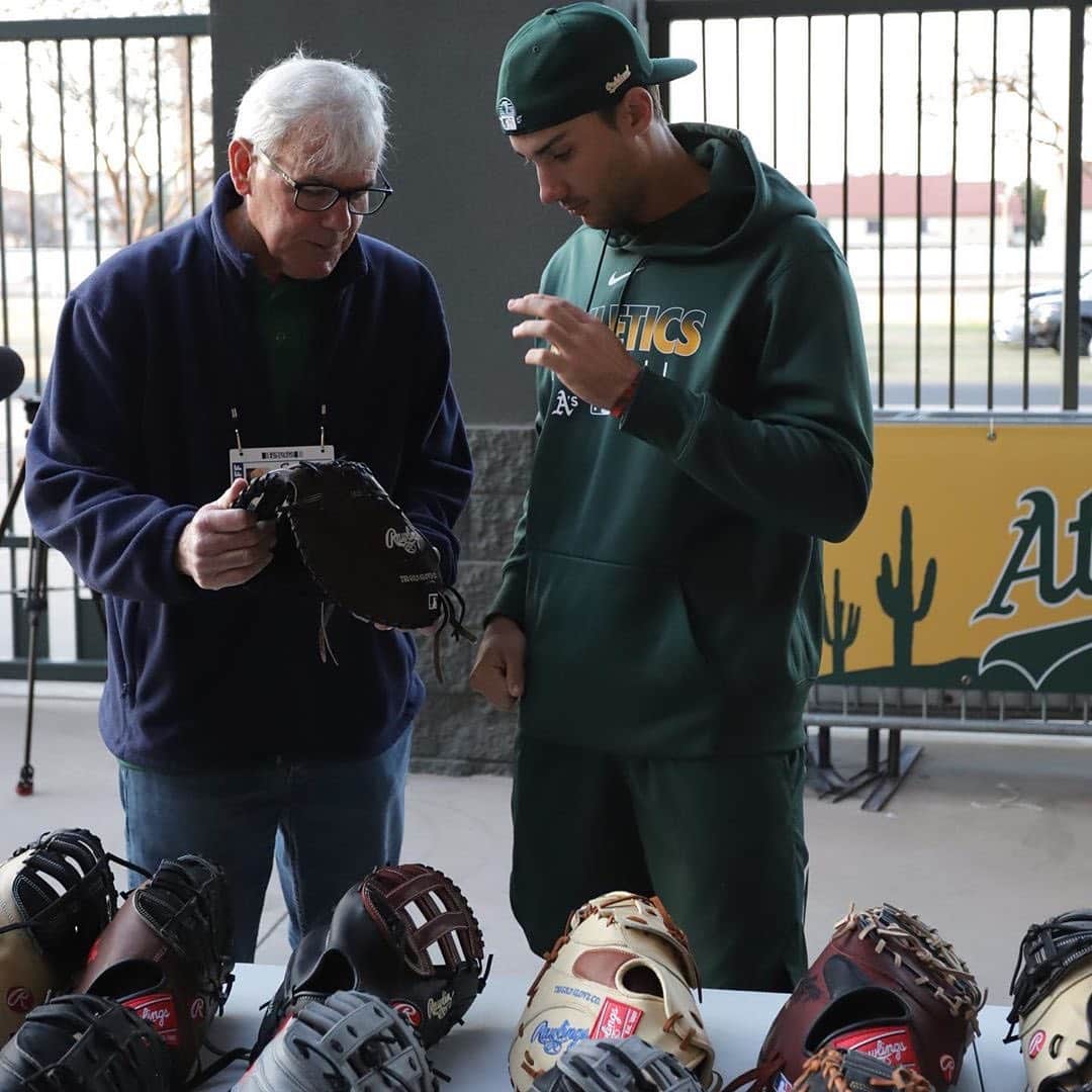 Rawlings Japanさんのインスタグラム写真 - (Rawlings JapanInstagram)「#Repost @rawlingssg with @get_repost ・・・ Our exclusive, behind-the-scenes look at the @athletics from #RawlingsGloveDay ends with a look into star first baseman, Matt Olson’s gamer. This beauty is also our Gameday 57 Series feature for May, so get your limited edition Olson mitt at Rawlings.com now, before it’s gone for good! #TeamRawlings #TheMarkOfAPro #TheMarkOfExcellence #ProPreferred #MLB #Baseball #FirstBaseMitt @matt_olson21 ⚾️ @rawlings_japan_llc」5月8日 10時02分 - rawlings_japan_llc