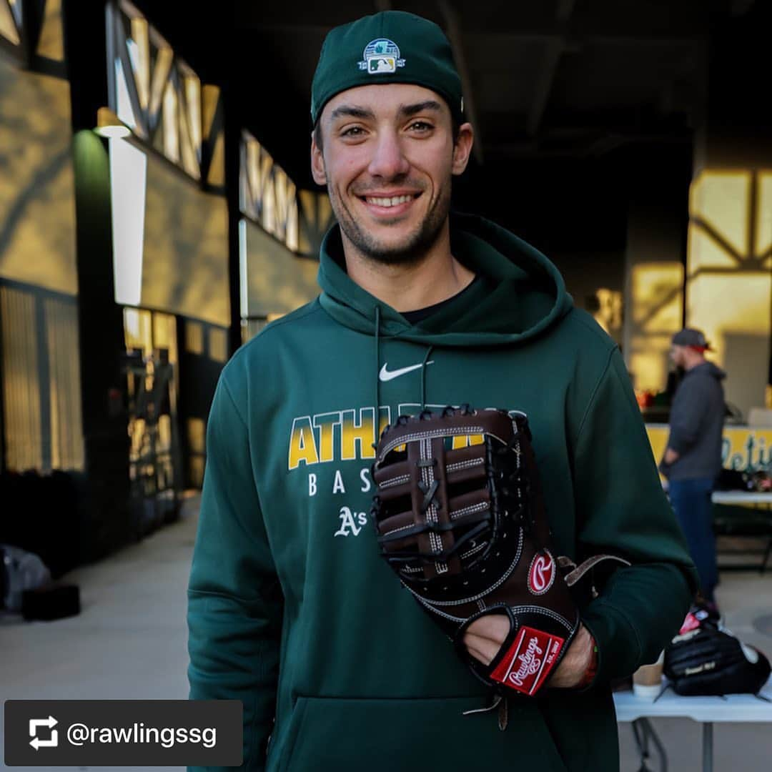 Rawlings Japanさんのインスタグラム写真 - (Rawlings JapanInstagram)「#Repost @rawlingssg with @get_repost ・・・ Our exclusive, behind-the-scenes look at the @athletics from #RawlingsGloveDay ends with a look into star first baseman, Matt Olson’s gamer. This beauty is also our Gameday 57 Series feature for May, so get your limited edition Olson mitt at Rawlings.com now, before it’s gone for good! #TeamRawlings #TheMarkOfAPro #TheMarkOfExcellence #ProPreferred #MLB #Baseball #FirstBaseMitt @matt_olson21 ⚾️ @rawlings_japan_llc」5月8日 10時02分 - rawlings_japan_llc