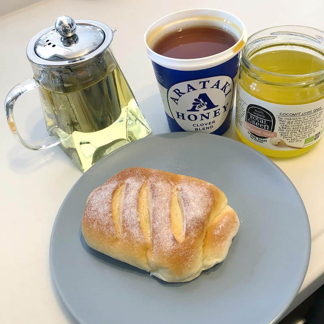 秋定麻紀子さんのインスタグラム写真 - (秋定麻紀子Instagram)「大好きなひろ子さん @hiroko_hatano_ がこだわって作ったオーガニックハーブティー。 ひろ子さんの投稿を見て即GETしました。 大好きなレモングラスティーに朝や夜癒されてます。 ティーバッグになっているのでマグカップに入れてお湯を入れて気楽に飲めるのも有難い。 今朝は米粉パンにココナッツギーとはちみつをつけて。 気持ちいい朝食です。 ハーブティーは @willgarden_official で購入できるので是非。 willgardenで販売している素敵なお花と一緒に贈り物としても。 今後お祝い事ではそのセットを贈りたいなと思います。 ひろ子さん素敵な時間をありがとうございます。 #畑野ひろ子 さん #willgarden  #お花屋さんのハーブティー #レモングラス #ハーブティー  #オーガニックハーブティー #朝食 #米粉パン #オーガニックココナッツギー　#免疫アドバイザー」5月8日 10時09分 - makiakisada
