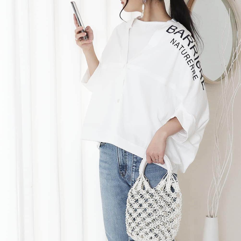Eri Satoのインスタグラム：「white×denimコーデ · cardigan: @blancbasque pants: @minelal__  shoes: @outletshoes_official · 変形デザインのカーディガンは ブランバスクの新作です！ 👉綿天竺カーディガン【BB01-904】 @blancbasque のトップのURLから買えるのでぜひチェックしてね💛 · 最近、餃子の皮で作るミニピザに息子がハマってる😋 包丁づかいもだいぶ上手になってきた～☺ · #blancbasque #ブランバスク#高身長コーデ#ママコーデ#カジュアルコーデ #春コーデ#fashion#ootd#outfit#code#coordinate#style#ファッション#コーディネート#コーデ#プチプラ#プチプラコーデ#シンプルコーデ#mamagirl#locari#partegram#カジュアル#お洒落さんと繋がりたい」