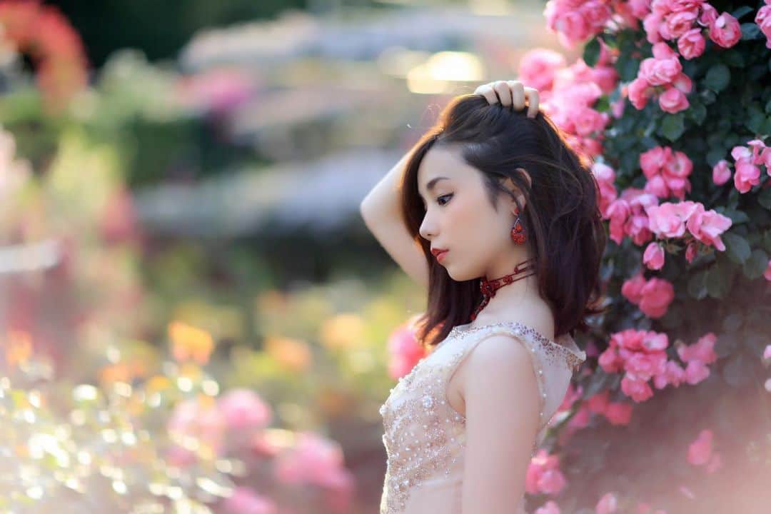 舘林佳史のインスタグラム：「薔薇の花✨ドラマティックフォト✨﻿ ﻿ model:Kana﻿ ﻿ 誰でも物語の主人公になれるをキャッチコピーに﻿ ドラマや映画の物語のワンシーンの様なDramaticStoryPhot﻿ と言う名前で活動作品作りをしています。﻿ ﻿ 大好評のドラマティックフォトのご依頼は﻿ このクオリティーで30000円〜(ほぼ諸経費)﻿ で受け賜わっています)^o^( ﻿ 素敵な作品を一緒に作りたい！﻿ コラボレーションしたい 美容師・メイクアップアーティストさん ・服飾デザイナーさんクリエイターさんも随時募集中です✨﻿ ﻿ お姫様になりたい👸﻿ 物語の主人公になってみませんか^ ^⁉︎﻿ ﻿ たった一枚の写真で人生が変わる‼️﻿ ﻿ ✨作品作り体験モデルに興味がある方 ﻿ ドラマティックフォト依頼 撮影依頼 ﻿ 体験モデル募集﻿ ①お名前②地域③年齢④身長⑤LINE ID⑥応募理由やお問い合わせ内容⑦最近の髪型スタイルの分かる写真をDMまたはLINE ID510661下さい✨﻿ 📩﻿ モデル宣材撮影 コンポジ Book作り プロフィール撮影 ブライダルフォト記念撮影 衣装レンタル 成人式 着物 ドレスロケーションフォト スチール サロンモデル撮影 写真集等撮影のご依頼何でもお気軽にお問い合わせDM下さい✨📩 ﻿ ﻿ #薔薇﻿ #薔薇の花﻿ #映画のワンシーン﻿ #インスタ映えスポット﻿ #ファンタジー﻿ #ドラマチック﻿ #観光スポット #フリーモデル#ドラマティックフォト#インスタ映え#作品作り #撮影依頼#講習会#シューティング#撮影依頼募集中 #ファインダー越しの私の世界 #写真を撮るのが好きな人と繋がりたい  #ストロビスト#ポートレート#ポートレートモデル#モデル募集#被写体#ロケーションフォト#カメラマン#フォトグラファー##excellent_portraits #photographer#ig_bless_women」