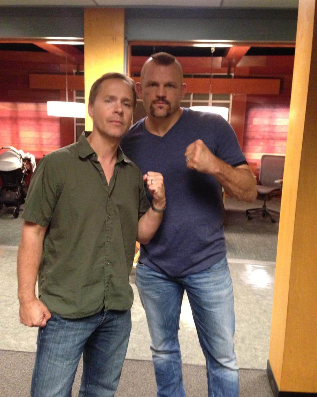 チャド・ロウさんのインスタグラム写真 - (チャド・ロウInstagram)「#TBT to the time I picked a fight with the wrong guy! (Actually @chuckliddell guest stared on an episode of Bones I directed)👊」5月8日 10時22分 - ichadlowe