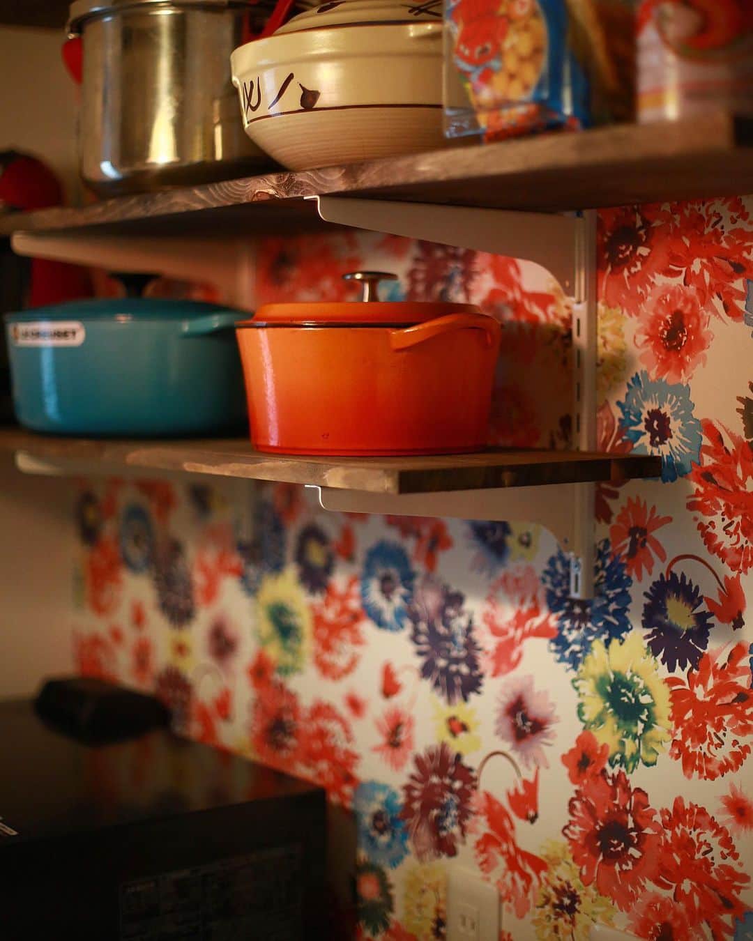 homelife 夢を叶える暮らし方のインスタグラム：「【花柄クロス】 . . 花柄のクロスがアクセント 雰囲気が一気に華やかに！ . こちらのお家はアーキホームライフのお施主様邸の施工写真です。 その他の施工写真は、 @homelife_gallery のURLからご覧いただけます。 . 家づくりの資料請求はコチラから @homelife_shiryou . . #クロス #アクセントクロス #クロス #キッチン #造作棚 #こだわり #棚 #おしゃれ #鍋 #収納 #おうち時間 #家で過ごそう #ローコスト住宅 #マイホーム #夢のマイホーム #間取り #シンプルな暮らし #暮らしを楽しむ #注文住宅 #自由設計 #デザイン住宅 #myhome #family #house #home #homelife_京都 #homelife_大阪 #homelife_兵庫 #ホームライフ #ホームライフ100 #アーキホームライフ」